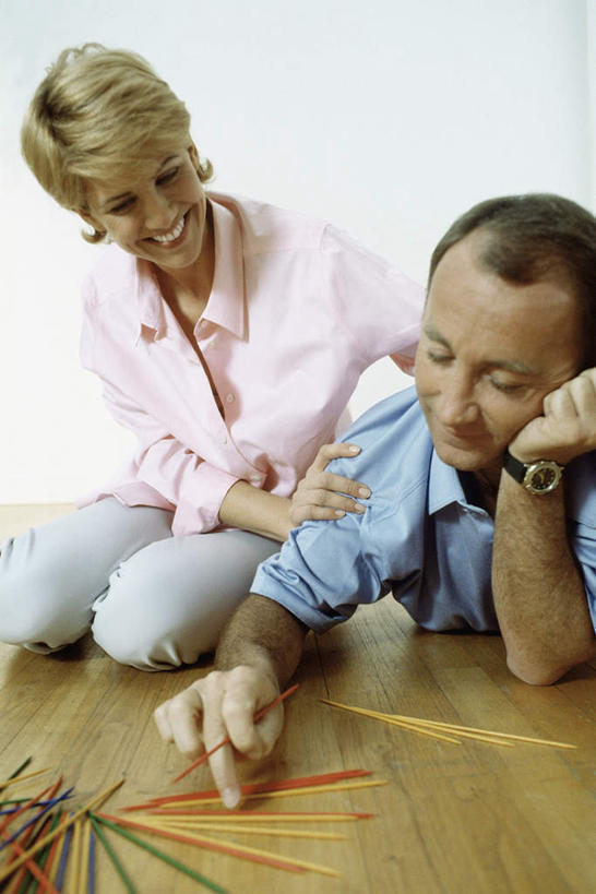 西方人,头发,两个人,家庭,夫妻,坐,抱,笑,摸,微笑,露齿笑,竖图,室内,白天,正面,爱情,游戏,地板,玩具,欧洲,欧洲人,许多,撑,抚摸,棒子,墙,地面,浪漫,玩,依靠,注视,休闲装,娱乐,木地板,墙壁,墙面,黄色,低头,观察,看,趴着,休闲,温暖,温馨,一家人,休闲服,游戏棒,恩爱,恋人,抱着,观看,和睦,察看,撑着,搂着,关注,撒棒,挑棍,男人,男性,年轻男性,年轻女性,女人,女性,白种人,情侣,触摸,接触,搂,趴,玩耍,嬉戏,坐着,半身,彩图,伴侣,融洽