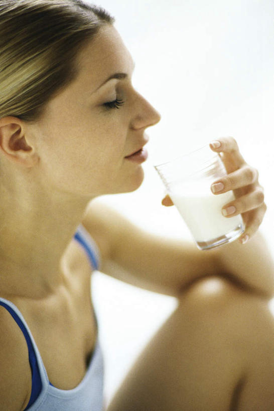 西方人,头发,一个人,坐,举,闭眼,笑,摸,微笑,竖图,室内,特写,白天,白色背景,侧面,水,杯子,欧洲,欧洲人,仅一个年轻女性,仅一个女性,仅一个人,撑,抚摸,喝,握,运动衣,液体,水滴,拿,拿着,衣服,黄色,水杯,托,握着,摄影,影棚,撑着,年轻女性,女人,女性,白种人,茶杯,闭眼睛,闭着眼,闭着眼睛,触摸,接触,举起,举手,举着,向上举,向上伸,向上托,坐着,半身,彩图,影棚拍摄,拍摄