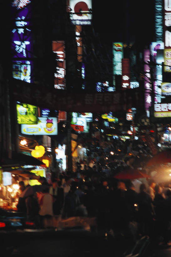 东方人,商店,竖图,室外,夜晚,正面,旅游,度假,美景,超市,道路,路,路灯,指示牌,台湾,中国,亚洲,许多,标志,文字,景观,小路,灯光,交通,许多人,黄种人,娱乐,标识,灯,排列,自然,一群人,享受,休闲,景色,放松,金融,百货,照明设备,队列,自然风光,贸易,百货公司,东亚,台北,港澳台,中华人民共和国,省会,台北市,台湾省,亚洲人,彩图,全身,店铺,购物商场,购物中心,商业中心,杂货店,杂货铺,台