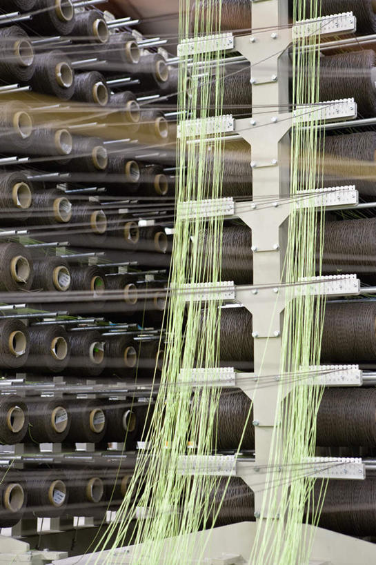 无人,工厂,竖图,室外,白天,仰视,一排,许多,悬挂,整齐,纺织,排列,绿色,缝纫,纺织厂,队列,线轴,彩图,低角度拍摄,工地,制造厂