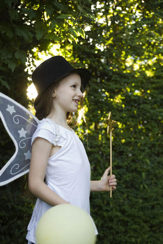 西方人,儿童,一个人,站,笑,微笑,露齿笑,竖图,室内,白天,仰视,纯洁,植物,帽子,欧洲,欧洲人,仅一个女性,仅一个人,阴影,光线,影子,拿,拿着,注视,礼帽,树,树木,一个,小孩,黄色,绿色,阳光,自然,气球,观察,看,站着,仅一个小孩,可爱,童年,童趣,生长,单个,成长,观看,察看,关注,魔法棒,童真,烂漫,无邪,天真,女孩,女人,女性,白种人,孩子,站立,半身,彩图,低角度拍摄,女生