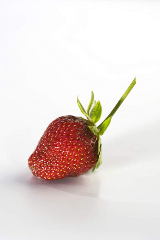 无人,竖图,俯视,室内,特写,白天,桌面,桌子,草莓,水果,朦胧,模糊,新鲜,生食,食品,果实,食物,一个,红色,有机食品,绿色食品,单个,洋莓,水果皇后,红莓,地莓,彩图,高角度拍摄