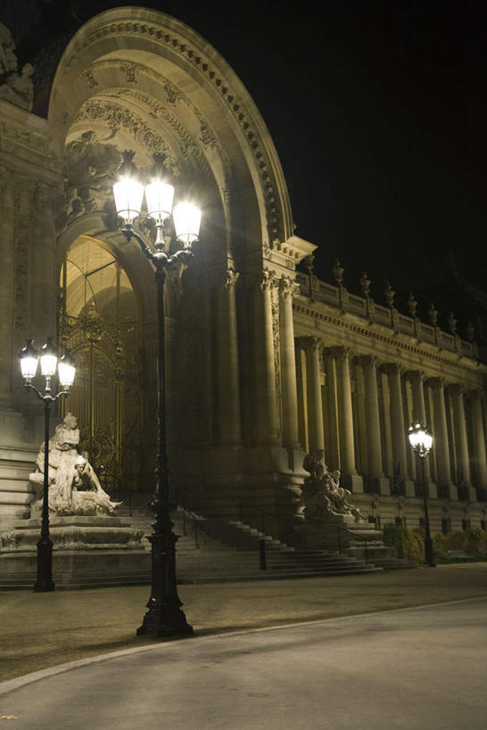 无人,博物馆,竖图,室外,夜晚,正面,旅游,度假,标志建筑,道路,地标,建筑,路,路灯,公路,照明,法国,巴黎,欧洲,艺术,建筑群,灯光,交通,卢浮宫,首都,娱乐,建设,灯,享受,休闲,旅游胜地,放松,照亮,照明设备,法兰西共和国,法兰西第五共和国,罗浮宫博物馆,马路,彩图