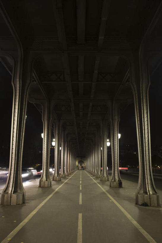 无人,竖图,室外,夜晚,正面,道路,路,路灯,公路,汽车,照明,法国,巴黎,欧洲,柱子,高架,灯光,分界线,停车线,交通,首都,车,灯,交通工具,轿车,车行道,车行道分界线,照亮,照明设备,标线,高架桥,车行线,高架道路,跨线桥,法兰西共和国,法兰西第五共和国,马路,彩图