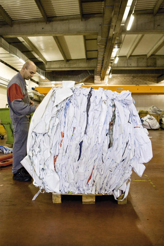 西方人,一个人,工程师,工厂,站,竖图,室外,白天,侧面,纺织业,欧洲,欧洲人,仅一个男性,仅一个人,仓库,注视,纺织,仅一个年轻男性,观察,看,站着,工业,观看,纺织厂,察看,关注,男人,男性,年轻男性,白种人,技师,站立,彩图,全身,工地,制造厂,清点