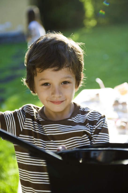 西方人,儿童,两个人,伙伴,朋友,站,笑,微笑,竖图,室外,白天,正面,友谊,纯洁,草地,草坪,植物,餐桌,桌子,厨具,欧洲,欧洲人,阴影,光线,锅子,影子,注视,草,小孩,绿色,阳光,观察,看,站着,可爱,童年,童趣,餐台,观看,察看,关注,童真,烂漫,无邪,天真,友情,男孩,男人,男性,女孩,女人,女性,白种人,进餐用具,烹调用具,站立,半身,彩图,男生,女生,调理用具