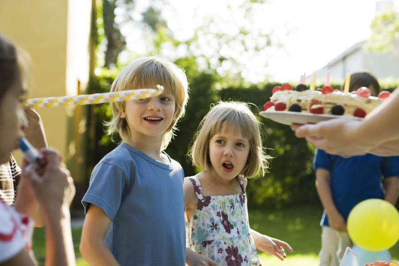 点心,西方人,儿童,母亲,女儿,儿子,伙伴,朋友,站,笑,微笑,露齿笑,横图,室外,白天,正面,下午茶,游戏,友谊,纯洁,草地,草坪,植物,餐具,玩具,欧洲,欧洲人,五个人,阴影,光线,碟子,盘,影子,食品,许多人,玩,注视,娱乐,草,食物,糕点,两个,一个,小孩,绿色,阳光,盘子,气球,碟,吹,观察,看,站着,张嘴,一群人,休闲,母女,母子,可爱,母爱,童年,童趣,单个,观看,活动,察看,发泄,关注,消遣,智力,玩具吹卷,张大嘴巴,童真,烂漫,无邪,宣泄,天真,友情,男孩,男人,男性,年轻女性,女孩,女人,女性,白种人,张开嘴,玩耍,嬉戏,站立,半身,彩图,蛋糕,男生,女生