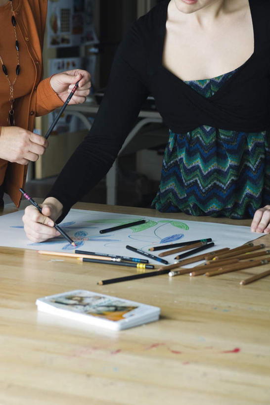 西方人,两个人,伙伴,朋友,站,竖图,俯视,室内,白天,绘画,友谊,桌子,欧洲,欧洲人,一张,许多,握,艺术,笔,纸,拿,铅笔盒,拿着,注视,书桌,课桌,铅笔,容器,按,观察,看,站着,握着,观看,察看,关注,友情,年轻女性,女人,女性,白种人,画画,站立,半身,彩图,高角度拍摄