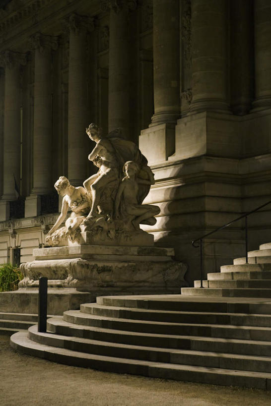 无人,博物馆,栏杆,竖图,室内,夜晚,正面,旅游,度假,草地,名胜古迹,植物,楼梯,标志建筑,地标,建筑,雕塑,法国,巴黎,欧洲,遗迹,艺术,装饰,雕刻,雕像,扶手,阶梯,卢浮宫,首都,古迹,文物,娱乐,建设,古建筑,护栏,石雕,台阶,草,绿色,工艺品,享受,休闲,旅游胜地,放松,纪念,美术,主题,陈列,古文明,功能,美学,罗浮宫博物馆,彩图