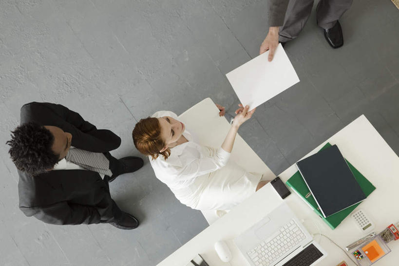 西方人,三个人,同事,商务人士,商务男性,商务女性,办公室,站,坐,打电话,横图,俯视,室内,白天,衬衫,成功,合作,团队,集体,信心,电脑,笔记本电脑,家具,桌子,电话,手机,玩具,椅子,欧洲,非洲,黑人,欧洲人,一堆,握,堆叠,堆积,套装,网络,材料,档案,文件,办公桌,木椅,拿,拿着,注视,通讯设备,队伍,资料,观察,看,站着,魔方,握着,观看,堆,察看,无线,领导,成就,关注,文档,通信设备,商务装,无线网络,合伙,领袖,无线上网,便携式电脑,工薪阶层,办公家具,交流,手提电脑,男人,男性,年轻男性,年轻女性,女人,女性,白种人,非洲人,白领,上班族,沟通,通话,站立,坐着,半身,彩图,高角度拍摄,衬衣