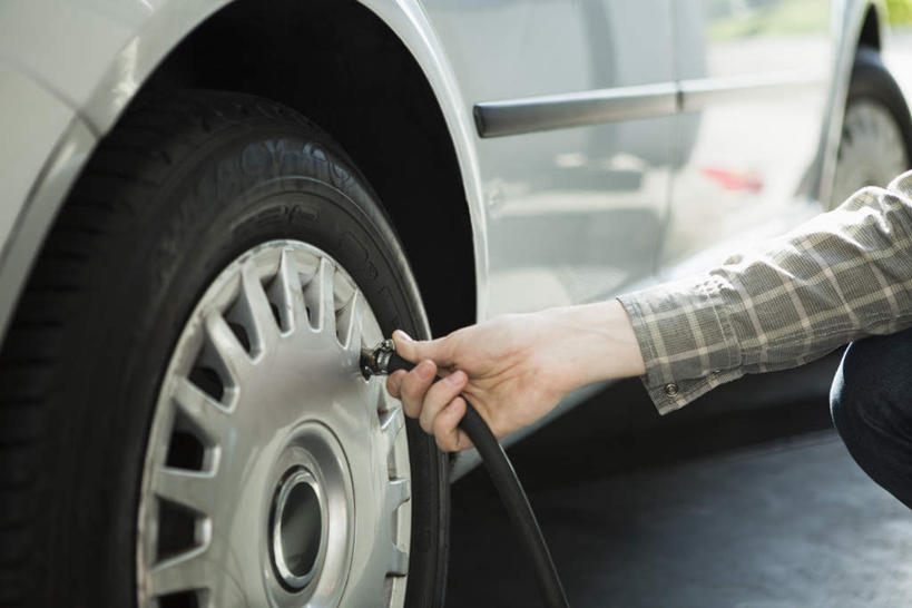 西方人,一个人,商务人士,商务男性,蹲,横图,室外,白天,侧面,衬衫,汽车,欧洲,欧洲人,仅一个男性,仅一个人,一辆,握,套装,拿,拿着,车,仅一个年轻男性,轮胎,交通工具,轿车,握着,商务装,工薪阶层,膨胀,充气泵,男人,男性,年轻男性,白种人,白领,上班族,蹲着,半身,彩图,衬衣