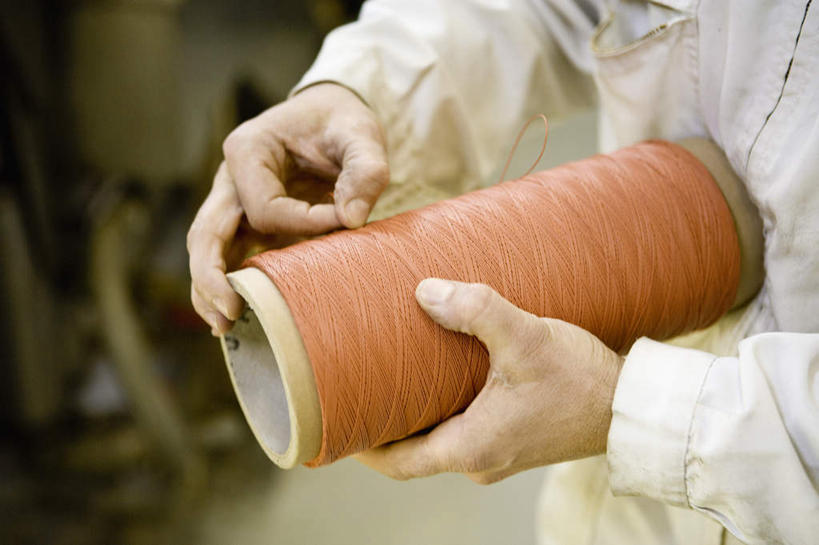 西方人,手,一个人,工厂,站,横图,俯视,室内,特写,白天,工作服,制服,纺织业,纺织品,欧洲,欧洲人,仅一个男性,仅一个人,握,朦胧,模糊,线,拿,拿着,注视,纺织,仅一个年轻男性,一个,观察,看,站着,手部,橙色,握着,工业,单个,观看,抽,纺织厂,察看,关注,线轴,工作制服,聚氯乙烯,聚酯,男人,男性,年轻男性,白种人,站立,半身,彩图,高角度拍摄,工作套服,工地,制造厂