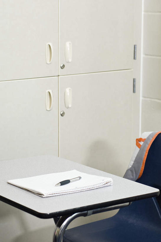 无人,竖图,俯视,室内,特写,白天,柜子,桌子,静物,椅子,笔,记事本,书桌,一个,本子,笔记本,课桌,衣橱,单个,一支,更衣橱,彩图,高角度拍摄