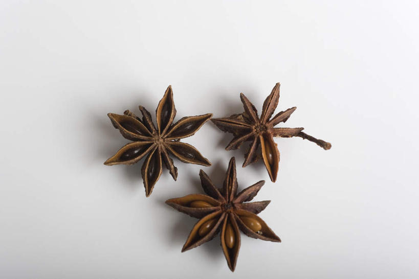 无人,横图,俯视,室内,特写,白天,白色背景,餐桌,桌子,静物,调味,香料,佐料,三个,茴香,摄影,影棚,餐台,八角,八角茴香,大茴香,八月珠,舶茴香,大料,作料,彩图,高角度拍摄,影棚拍摄,拍摄