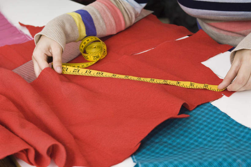 西方人,一个人,裁缝,坐,横图,俯视,室内,白天,桌子,纺织品,欧洲,欧洲人,仅一个年轻女性,仅一个女性,仅一个人,握,测量,布,皮尺,刻度,拿,拿着,注视,纺织,一个,黄色,红色,蓝色,尺,观察,看,握着,单个,观看,测量工具,尺子,察看,腰围尺,关注,量具,量仪,塑料卷尺,服装尺,裁缝尺,年轻女性,女人,女性,白种人,裁缝师,坐着,半身,彩图,高角度拍摄