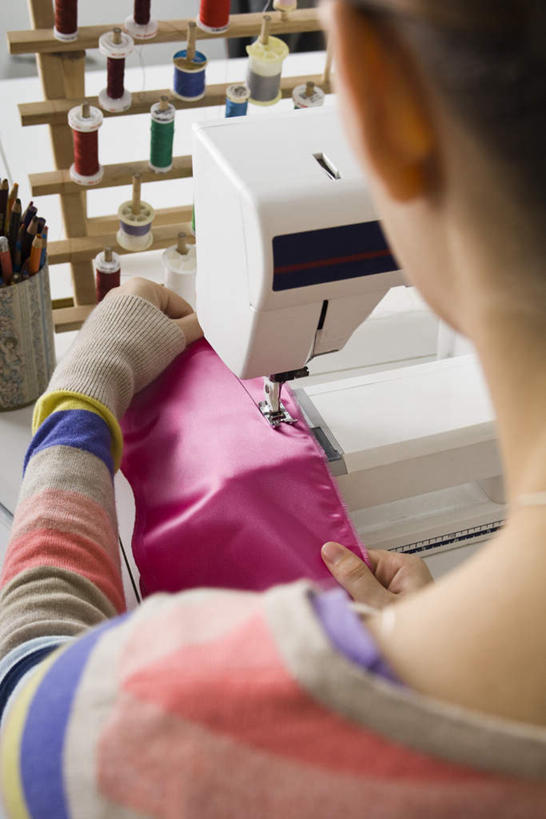 西方人,一个人,裁缝,站,竖图,俯视,彩色,室内,白天,笔筒,欧洲,欧洲人,仅一个年轻女性,仅一个女性,仅一个人,一排,许多,握,整齐,笔,线,拿,拿着,注视,缝纫机,排列,一个,观察,看,站着,握着,单个,观看,缝纫,察看,队列,关注,线轴,年轻女性,女人,女性,白种人,裁缝师,站立,半身,彩图,高角度拍摄