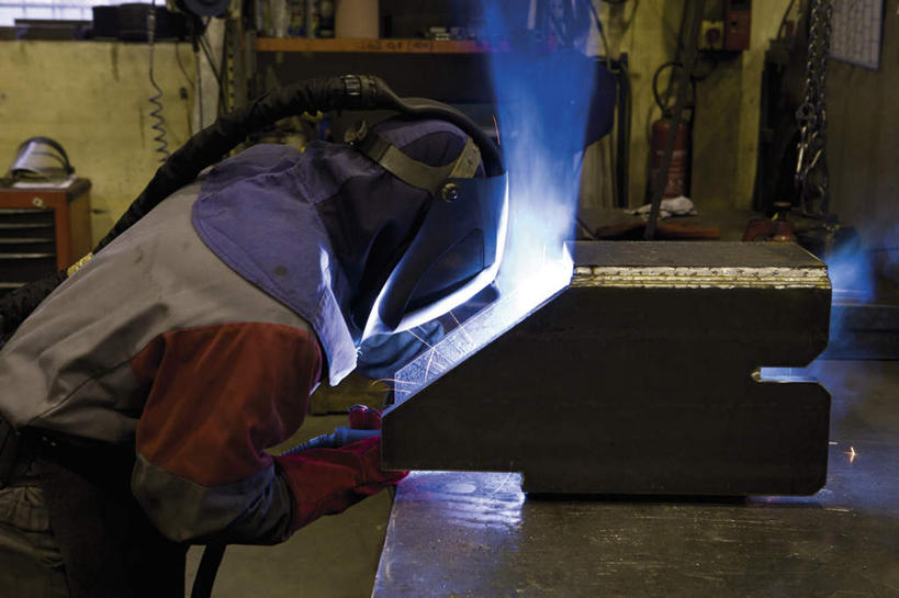 西方人,一个人,机修工,焊工,工厂,站,横图,室内,白天,侧面,工作服,制服,欧洲,欧洲人,仅一个男性,仅一个人,握,火花,拿,拿着,注视,工人,仅一个年轻男性,观察,看,站着,烟,握着,观看,焊接,察看,关注,工作制服,男人,男性,年轻男性,白种人,机械师,机修工人,电焊工,焊接工,站立,半身,彩图,工作套服,工地,制造厂