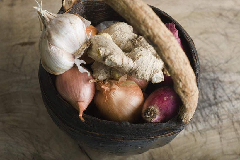 无人,横图,俯视,室内,白天,白色背景,餐桌,桌子,姜,蔬菜,蒜,洋葱,一堆,许多,堆积,新鲜,木制,篮子,食品,食物,摄影,有机食品,绿色食品,影棚,餐台,堆,工艺,手工艺,圆葱,洋葱头,小蒜,生姜,球葱,老姜,大蒜,彩图,高角度拍摄,影棚拍摄,拍摄