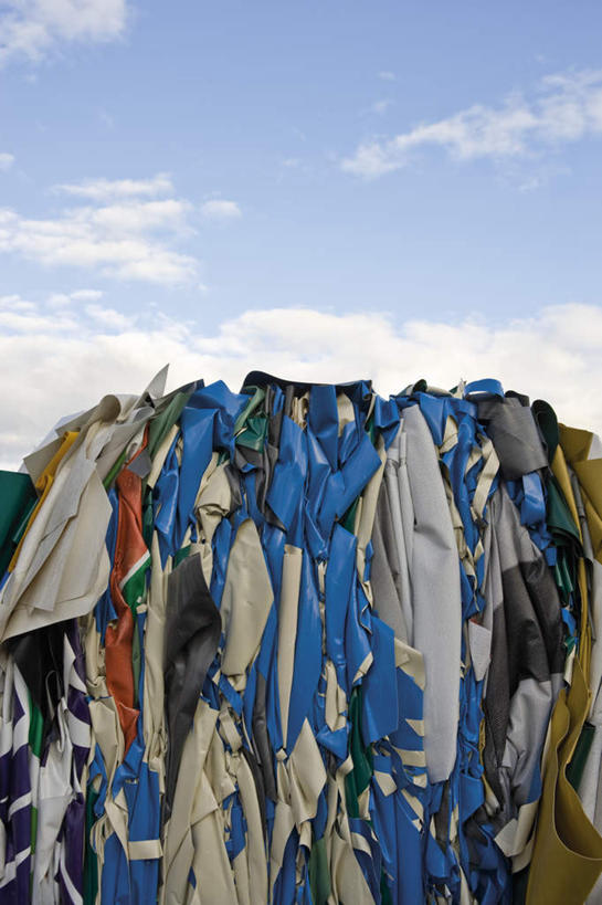 无人,工厂,竖图,室外,白天,仰视,许多,废弃,堆积,环保,塑胶,云,云朵,垃圾,云彩,蓝色,白云,蓝天,天空,天,肮脏,晴朗,垃圾场,回收,资源,丢弃,利用,低碳,循环,邋遢,收集,龌龊,污秽,聚氯乙烯,晴空,彩图,低角度拍摄,工地,制造厂