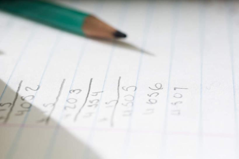 无人,横图,俯视,室内,白天,静物,一本,阴影,朦胧,模糊,光线,笔,标志,文字,影子,字符,字母,记事本,标识,本子,笔记本,铅笔,一支,彩图,高角度拍摄