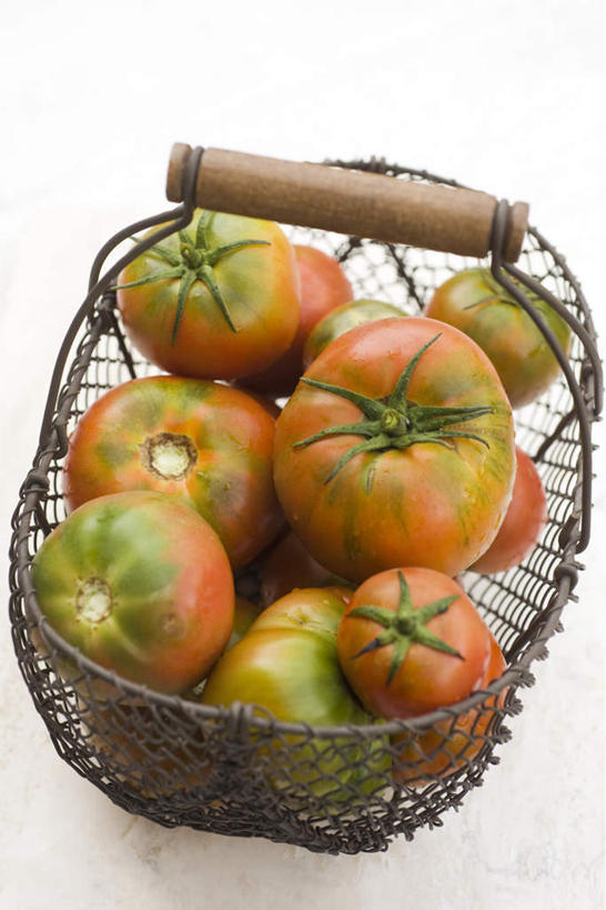 无人,竖图,俯视,室内,白天,白色背景,餐桌,桌子,蔬菜,西红柿,一堆,堆叠,堆积,新鲜,篮子,食品,食物,一个,铁丝,摄影,有机食品,绿色食品,影棚,单个,餐台,堆,工艺,手工艺,番茄,彩图,高角度拍摄,影棚拍摄,拍摄