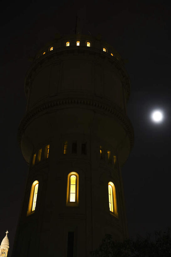 无人,竖图,室外,夜晚,仰视,旅游,度假,名胜古迹,标志建筑,地标,建筑,照明,法国,巴黎,欧洲,遗迹,塔,灯光,古迹,文物,娱乐,建设,古建筑,灯,灯具,享受,休闲,射灯,旅游胜地,放松,照亮,照明设备,古文明,法兰西共和国,蒙马特,法兰西第五共和国,蒙马特区,彩图,低角度拍摄