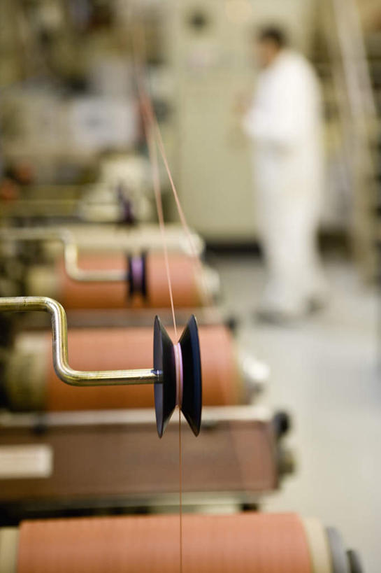 西方人,一个人,工厂,站,竖图,室内,白天,正面,工作服,制服,纺织业,欧洲,欧洲人,仅一个男性,仅一个人,一排,许多,朦胧,模糊,整齐,线,纺织,排列,仅一个年轻男性,站着,橙色,工业,纺织机,纺织厂,队列,线轴,工作制服,聚氯乙烯,聚酯,男人,男性,年轻男性,白种人,站立,彩图,全身,工作套服,工地,制造厂