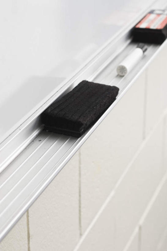 无人,学校,教学楼,竖图,俯视,室内,特写,白天,静物,朦胧,模糊,校园,两个,一个,白板,粉笔,黑板擦,单个,记录板,记事板,彩图,高角度拍摄,教室楼,教学大楼