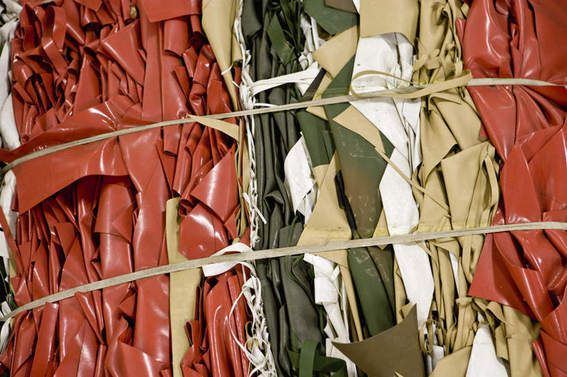 无人,工厂,横图,俯视,室内,白天,一堆,许多,堆叠,堆积,环保,塑胶,垃圾,黄色,红色,堆,污染,回收,资源,回收站,利用,低碳,循环,聚氯乙烯,彩图,高角度拍摄,工地,制造厂