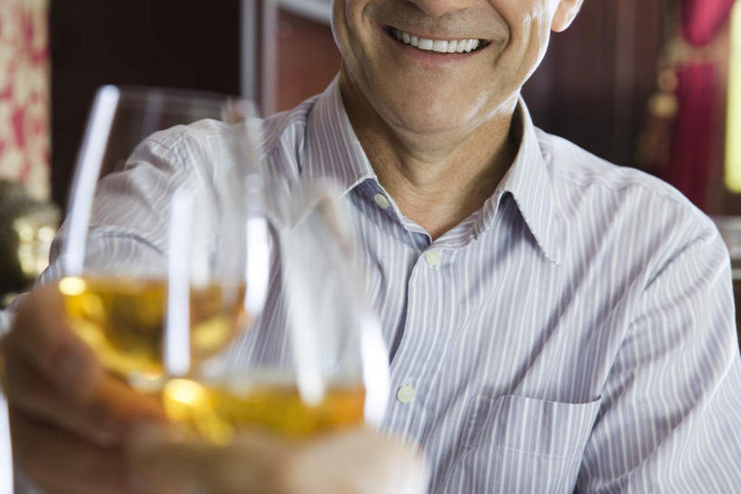 西方人,两个人,餐厅,笑,微笑,露齿笑,横图,室内,白天,正面,杯子,欧洲,欧洲人,握,庆祝,高脚杯,红酒杯,拿,拿着,相视,玻璃制品,酒杯,干杯,碰杯,面对面,交际,友好,握着,对视,庆贺,礼仪,相对,敬酒,相看,劝酒,男人,男性,年轻男性,白种人,玻璃杯,半身,彩图,餐馆,饭店,饭馆