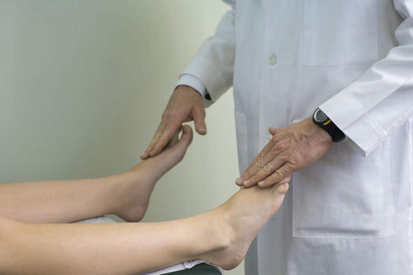 西方人,两个人,医生,医院,站,躺,摸,横图,室内,白天,正面,床,欧洲,欧洲人,抚摸,检查,床单,被子,病床,站着,医护人员,医疗人员,单人床,体检,检测,医疗,被单,白大褂,医疗机构,卧着,男人,男性,年轻女性,女人,女性,中年男性,白种人,大夫,触摸,接触,躺着,卧,站立,半身,彩图,病院,诊所