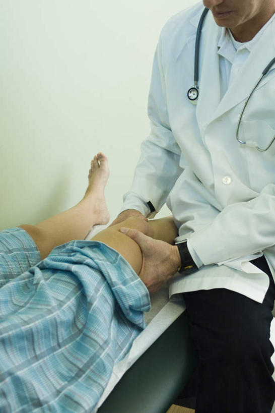 西方人,两个人,医生,病人,医院,坐,躺,捏,竖图,室内,白天,正面,床,欧洲,欧洲人,握,检查,床单,拿,捏着,拿着,注视,被子,病床,听诊器,观察,看,医护人员,医疗人员,握着,单人床,观看,体检,察看,检测,医疗,医疗设备,被单,白大褂,关注,医疗机构,卧着,男人,男性,年轻女性,女人,女性,中年男性,白种人,大夫,患者,就医者,躺着,卧,坐着,半身,彩图,病院,诊所