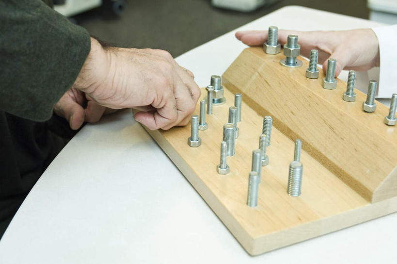 西方人,手,两个人,站,横图,室内,白天,正面,桌子,欧洲,欧洲人,连接,组合,金属,站着,手部,螺丝,工业,链接,紧固,拼接,拼凑,拼合,凑集,聚合,撮合,链结,牢固,男人,男性,年轻女性,女人,女性,中年男性,白种人,站立,半身,彩图