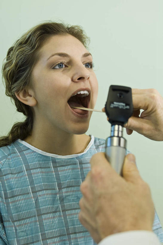 西方人,两个人,医生,病人,医院,站,竖图,室内,白天,正面,欧洲,欧洲人,握,检查,拿,拿着,站着,张嘴,医护人员,医疗人员,握着,体检,检测,医疗,白大褂,张大嘴巴,医疗机构,男人,男性,年轻女性,女人,女性,中年男性,白种人,大夫,患者,就医者,张开嘴,站立,半身,彩图,病院,诊所