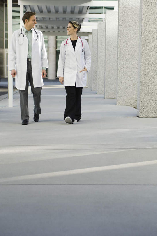 西方人,医院,站,走,笑,说,微笑,露齿笑,竖图,室内,白天,正面,讨论,欧洲,欧洲人,梯子,扶梯,相视,面对面,对视,白大褂,相对,医疗机构,相看,交流,白种人,步行,沟通,讲话,交谈,散步,商讨,说话,谈话,走路,彩图,全身,病院,诊所