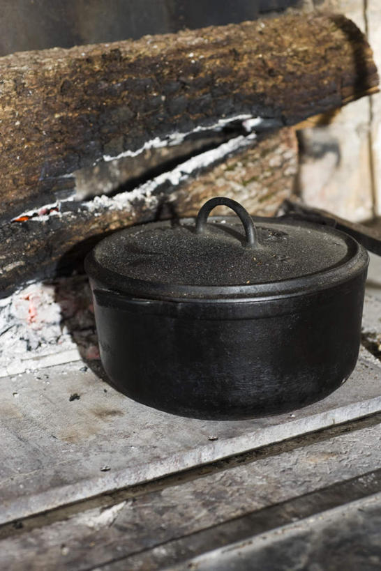 无人,竖图,俯视,室内,特写,白天,地板,静物,厨具,朦胧,模糊,锅子,木板,地面,木地板,一个,单个,锅具,进餐用具,烹调用具,彩图,高角度拍摄,调理用具