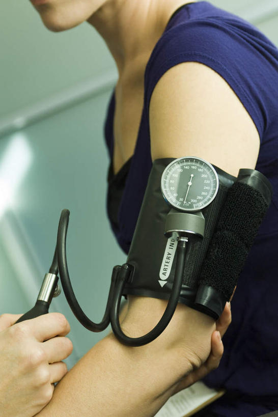 西方人,两个人,医生,医院,站,坐,竖图,室内,白天,侧面,欧洲,欧洲人,握,服装,检查,拿,拿着,休闲装,衣服,按,站着,医护人员,医疗人员,休闲,休闲服,握着,服饰,体检,检测,医疗,医疗设备,血压计,医疗机构,男人,男性,年轻女性,女人,女性,中年男性,白种人,大夫,站立,坐着,半身,彩图,病院,诊所