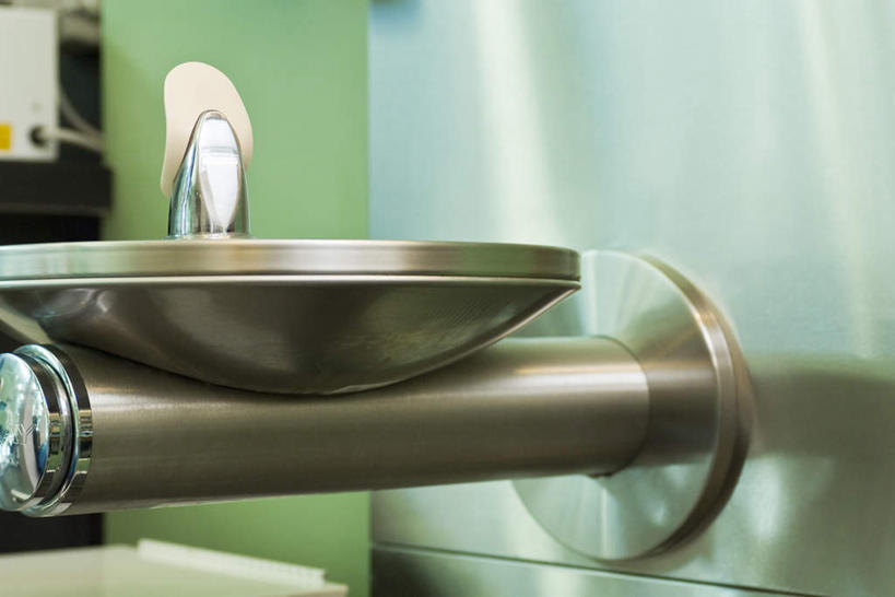 无人,横图,室内,特写,白天,正面,机器,静物,朦胧,模糊,水龙头,墙,水池,设备,墙壁,墙面,饮水机,直饮水,彩图