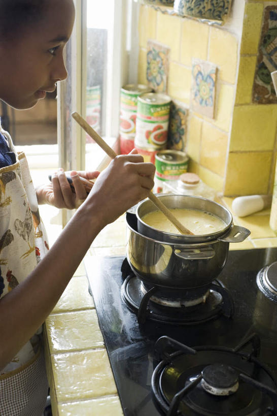 西方人,站,竖图,俯视,室内,白天,烹饪,西餐,厨房,厨具,欧洲,非洲,黑人,欧洲人,一堆,许多,握,堆叠,堆积,罐子,锅子,墙,料理,食品,拿,拿着,菜肴,美食,铁罐,墙壁,墙面,食物,瓶子,站着,西式,握着,佳肴,锅具,堆,非洲人,进餐用具,烹调用具,站立,半身,彩图,高角度拍摄,灶间,调理用具