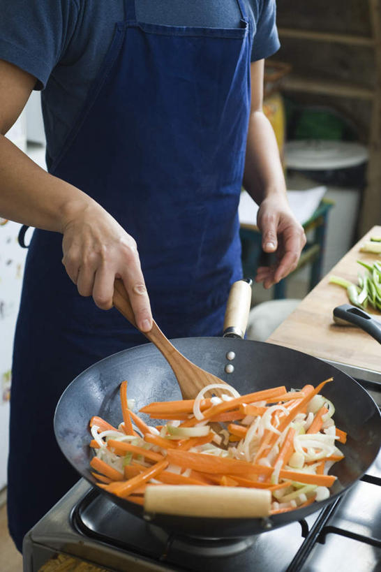西方人,一个人,站,竖图,室内,白天,正面,烹饪,西餐,厨房,萝卜,胡萝卜,洋葱,欧洲,欧洲人,仅一个年轻女性,仅一个女性,仅一个人,切开,握,服装,铲子,炒锅,锅子,料理,食品,拿,拿着,休闲装,菜肴,美食,砧板,食物,一个,衣服,刀,切,站着,休闲,休闲服,西式,握着,服饰,佳肴,单个,菜刀,剖面,切面,年轻女性,女人,女性,白种人,圆葱,洋葱头,球葱,红萝卜,甘荀,站立,半身,彩图,灶间