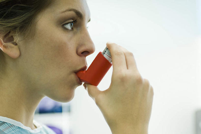 西方人,脸,头,脸颊,一个人,病人,医院,横图,室内,特写,白天,侧面,欧洲,欧洲人,仅一个年轻女性,仅一个女性,仅一个人,握,咬,服装,朦胧,模糊,拿,拿着,休闲装,一个,衣服,休闲,休闲服,握着,服饰,单个,咬着,喷雾剂,哮喘吸入器,医疗机构,年轻女性,女人,女性,白种人,头部,脸部,脸蛋,面部,患者,就医者,半身,彩图,病院,诊所