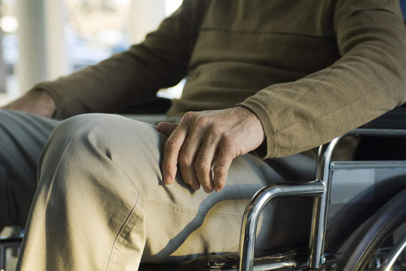 西方人,手,一个人,病人,坐,横图,室内,特写,白天,正面,欧洲,欧洲人,仅一个男性,仅一个人,阴影,服装,朦胧,模糊,光线,影子,休闲装,仅一个年轻男性,衣服,阳光,轮椅,休闲,手部,休闲服,服饰,残疾,残疾人,男人,男性,年轻男性,白种人,患者,就医者,坐着,半身,彩图