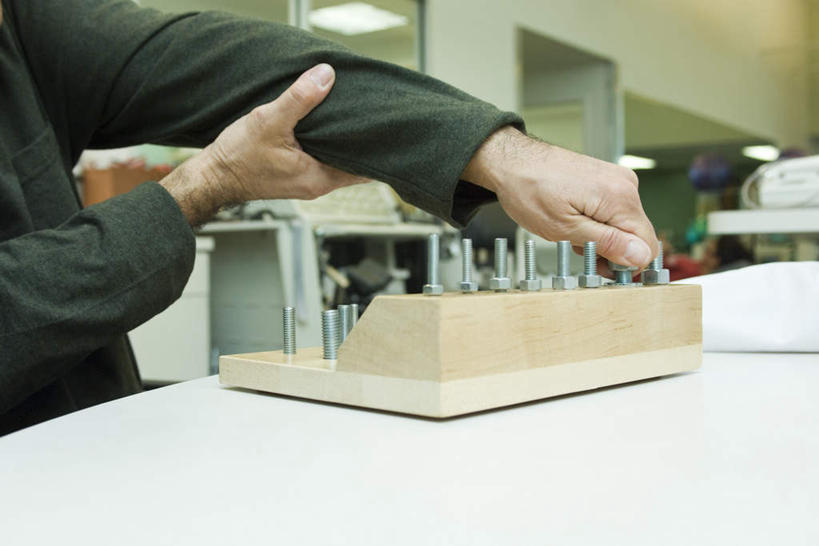 西方人,一个人,病人,医院,站,捏,横图,室内,白天,侧面,锻炼,运动,欧洲,欧洲人,仅一个男性,仅一个人,仅一个中年男性,连接,拧,握,组合,服装,拿,捏着,拿着,休闲装,衣服,复健,站着,休闲,康复,休闲服,螺丝,握着,服饰,链接,螺母,螺帽,五金,紧固,拼接,拼凑,螺栓,医疗机构,拼合,凑集,聚合,撮合,链结,牢固,改锥,男人,男性,中年男性,白种人,患者,就医者,站立,半身,彩图,健身,病院,诊所