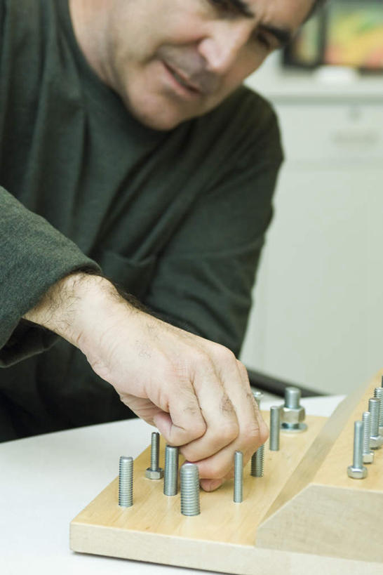 西方人,一个人,病人,医院,站,捏,竖图,室内,白天,正面,锻炼,运动,餐桌,桌子,欧洲,欧洲人,仅一个男性,仅一个人,仅一个中年男性,连接,拧,握,组合,服装,拿,捏着,拿着,休闲装,衣服,复健,站着,休闲,康复,休闲服,螺丝,握着,服饰,餐台,链接,螺母,螺帽,五金,紧固,拼接,拼凑,螺栓,医疗机构,拼合,凑集,聚合,撮合,链结,牢固,改锥,男人,男性,中年男性,白种人,患者,就医者,站立,半身,彩图,健身,病院,诊所