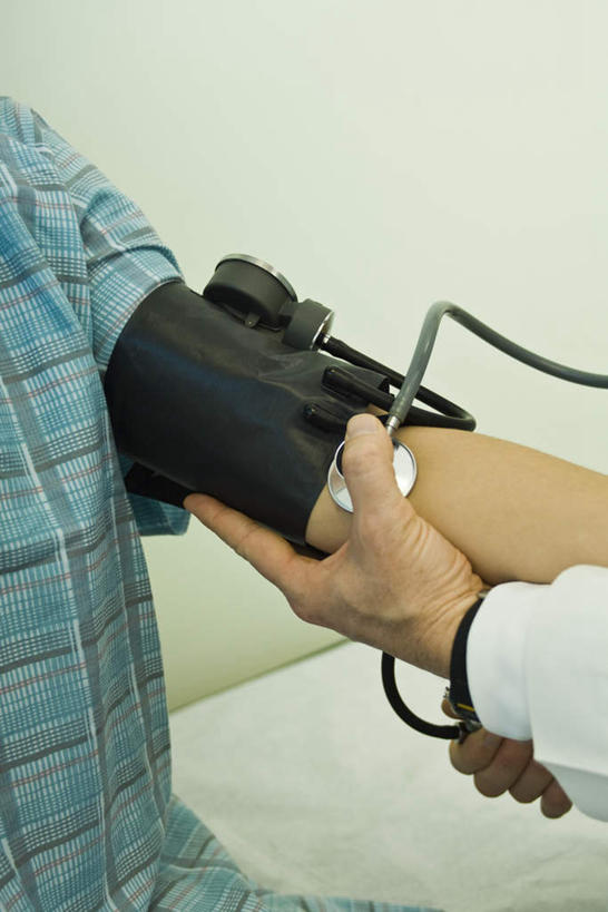 西方人,两个人,医生,病人,医院,站,坐,竖图,室内,白天,侧面,床,欧洲,欧洲人,握,检查,测量,床单,拿,拿着,被子,病床,站着,医护人员,医疗人员,治疗,握着,单人床,检测,医疗,血压计,血压仪,被单,白大褂,医疗机构,男人,男性,年轻男性,年轻女性,女人,女性,白种人,大夫,患者,就医者,站立,坐着,半身,彩图,病院,诊所