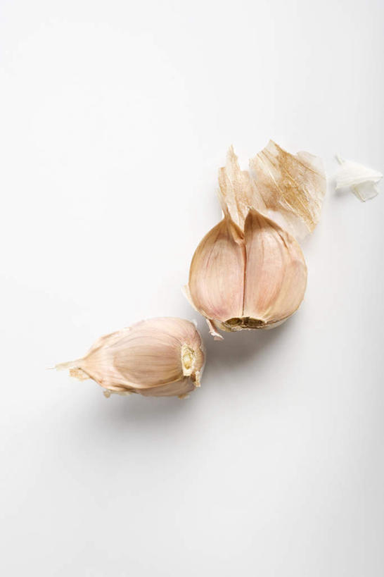 无人,竖图,俯视,室内,特写,白天,白色背景,餐桌,桌子,蔬菜,蒜,静物,新鲜,食品,食物,一个,摄影,有机食品,绿色食品,影棚,单个,餐台,小蒜,大蒜,彩图,高角度拍摄,影棚拍摄,拍摄