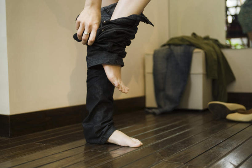 西方人,一个人,站,横图,室内,白天,侧面,高跟鞋,地板,鞋子,欧洲,欧洲人,仅一个年轻女性,仅一个女性,仅一个人,阴影,服装,裤子,反射,影子,墙,地面,抬腿,牛仔裤,休闲装,木地板,墙壁,墙面,衣服,脱,站着,休闲,休闲服,服饰,年轻女性,女人,女性,白种人,站立,半身,彩图