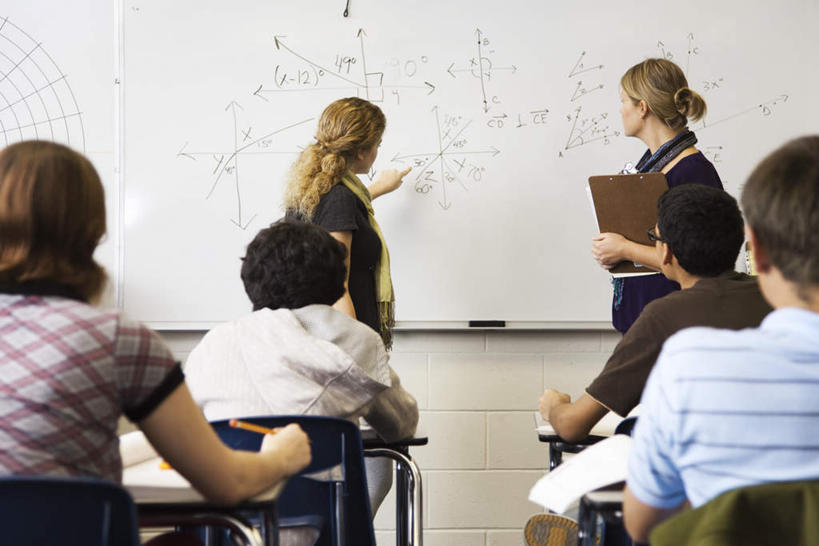 西方人,伙伴,朋友,教师,站,坐,说,横图,室内,白天,讨论,友谊,欧洲,欧洲人,握,指,服装,朦胧,模糊,标志,数字,文字,字符,字母,许多人,拿,拿着,注视,休闲装,方向,标识,背面,衣服,白板,黑板擦,观察,看,手势,站着,一群人,休闲,教室,同学,休闲服,握着,服饰,观看,察看,课堂,指向,校友,关注,记录板,记事板,函数,同窗,学友,交流,友情,男人,男性,年轻男性,年轻女性,女人,女性,中年女性,白种人,讲师,教授,老师,沟通,讲话,交谈,商讨,说话,谈话,站立,坐着,半身,彩图