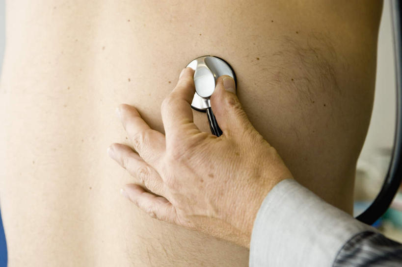 西方人,手,背,两个人,医生,病人,横图,室内,特写,白天,欧洲,欧洲人,握,拿,拿着,背面,听诊器,按,医护人员,医疗人员,手部,握着,医疗设备,男人,男性,女人,女性,中年男性,中年女性,白种人,大夫,患者,就医者,半身,彩图