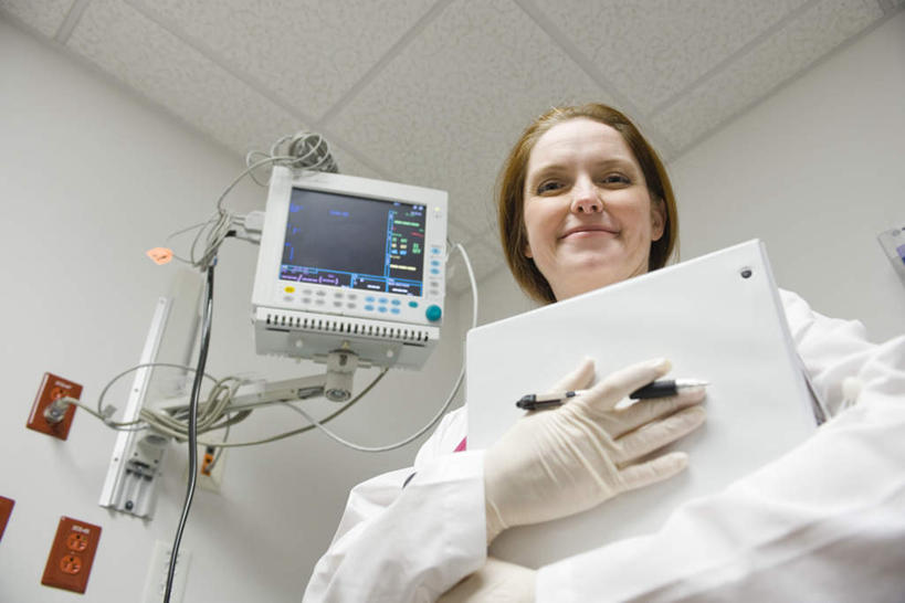 西方人,一个人,医生,抱,笑,微笑,横图,室内,白天,仰视,显示器,欧洲,欧洲人,仅一个年轻女性,仅一个女性,仅一个人,笔,屏幕,办公用品,插座,文件夹,显示屏,文具,学习用品,医护人员,医疗人员,抱着,文具用品,搂着,输出设备,电波图,文化工具,年轻女性,女人,女性,白种人,大夫,搂,半身,彩图,低角度拍摄